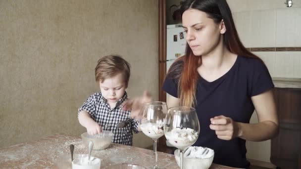 Pojkbarn hjälper mamma i förberedelserna — Stockvideo