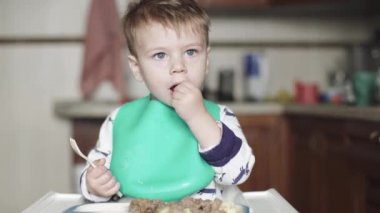 Çocuk tavuk ciğeri ve kalp yiyor.