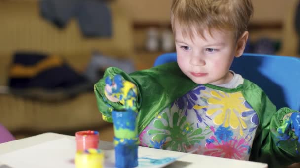 Boy draws with paints — Stock Video