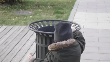 Çocuk çöp atıyor.