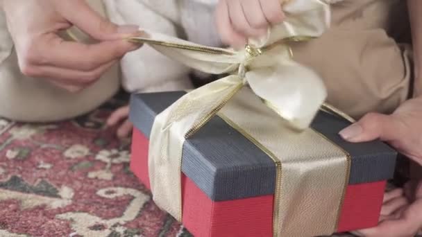 Das Öffnen eines Geschenkbands — Stockvideo