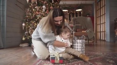 Anne ve oğul hediyeleri ayırır.