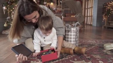 Anne ve oğul hediyeleri ayırır.