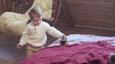 Çocuk yatakta oynanır.