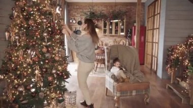 Güzel kız dans ediyor