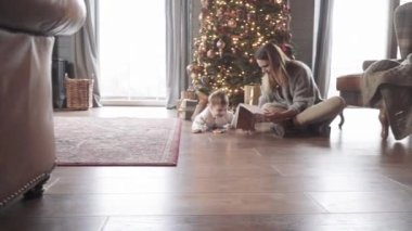 Anne ve oğul yere çekiliyorlar.