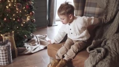 Anne ve oğlu bir sandalyede.