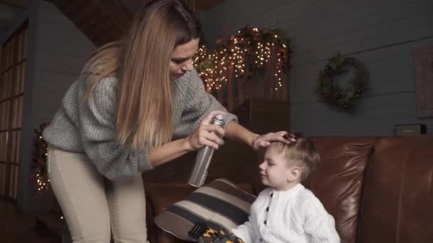 Mamma gör sitt son hår — Stockvideo