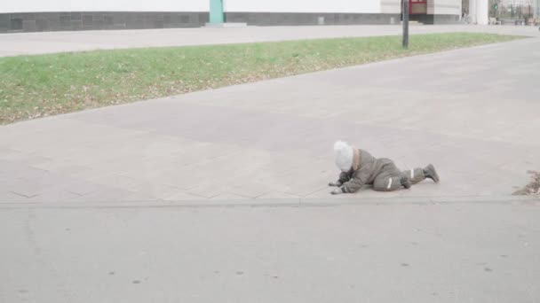 Niño en overoles cae — Vídeos de Stock