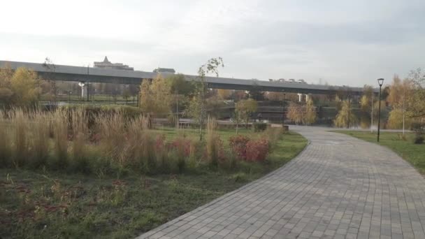 Une ruelle dans le parc avec vue sur le métro de Moscou — Video