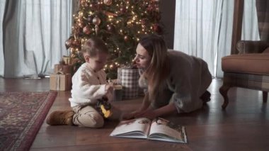Anne ve oğlu bir kitap okumuş.