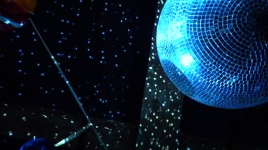 Ayna Disko topu tavanın altında