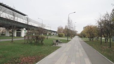 Moskova metrosu manzaralı parkta bir ara sokak.