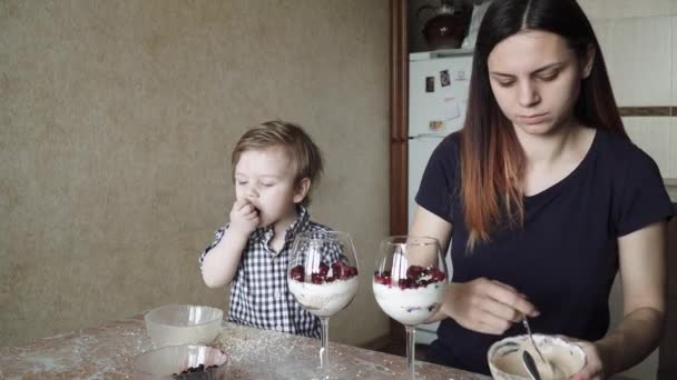 A kisgyerek segít anyának felkészülni. — Stock videók