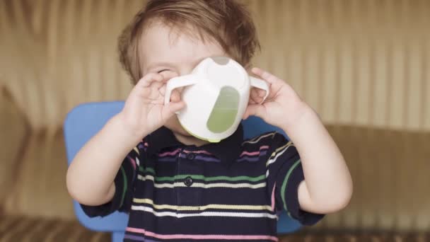 Мальчик пьет воду и ест — стоковое видео