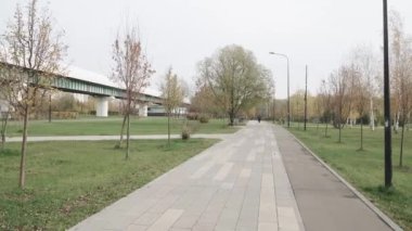 Moskova metrosu manzaralı parkta bir ara sokak.