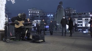 Arka planda sokak müzisyeni