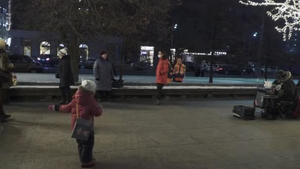 Músico callejero contra el fondo — Vídeo de stock