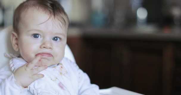 Bebê menino comer purê de groselha — Vídeo de Stock