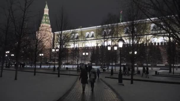 Iluminación nocturna de la pared del Kremlin desde el lado del Alexander Garden — Vídeos de Stock