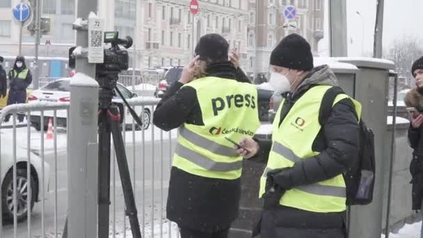 Καμεραμάν και δημοσιογράφος φορώντας προστατευτικά γιλέκα — Αρχείο Βίντεο