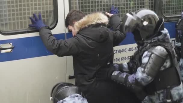 Detención y registro por oficiales de la Guardia Rusa — Vídeos de Stock