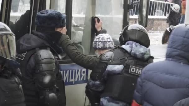Detención y registro por oficiales de la Guardia Rusa — Vídeo de stock