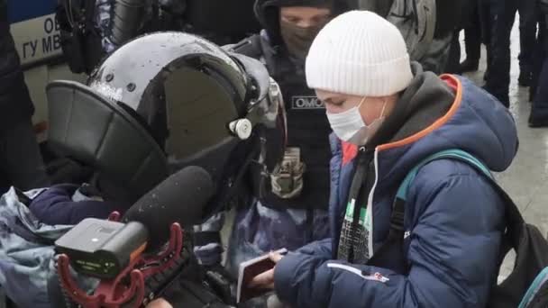 러시아 근위대 장교들의 구금 및 수색 — 비디오
