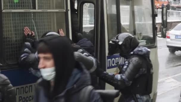 Rus muhafız subayları tarafından gözaltı ve arama — Stok video