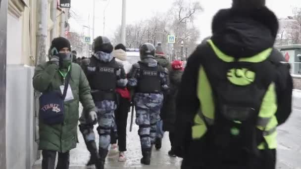 Detenzione e perquisizione da parte degli ufficiali della Guardia russa — Video Stock