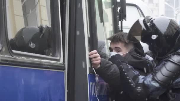 Pasažéři a zaměstnanci ruské gardy — Stock video
