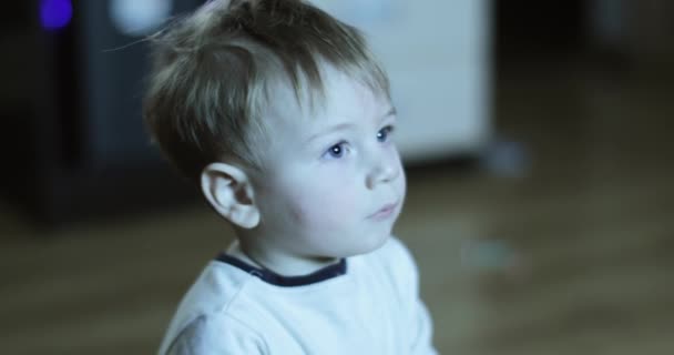 Ragazzo guarda la TV e mangia — Video Stock