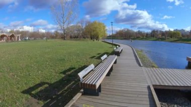 Duba üzerinde ahşap dinlenme alanı