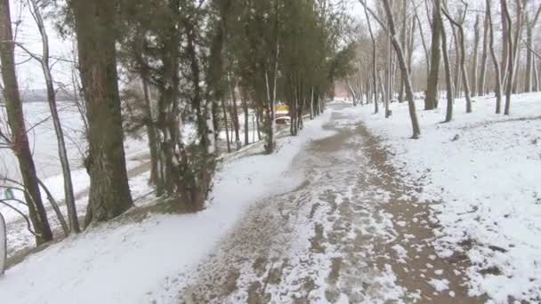 Callejón cubierto de nieve en la parte antigua de la urbanización Pridneprovsk — Vídeo de stock