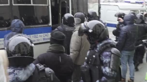 Passers-by and employees of the Russian Guard — Stock Video