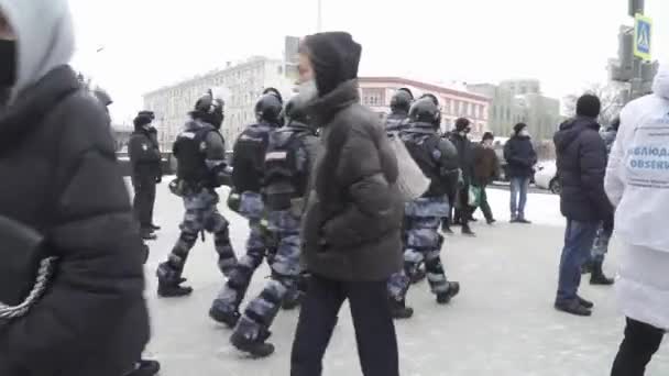 Pasažéři a zaměstnanci ruské gardy — Stock video