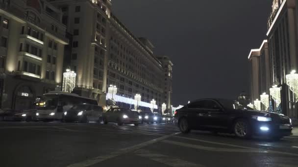 Coches de seguridad del Estado y un pasajero bajando de un taxi — Vídeos de Stock