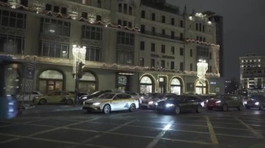 Metropol Oteli 'nin sokaklarının yılbaşı ve yılbaşı aydınlanması ve dekorasyonu
