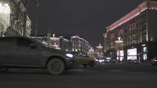 Año Nuevo y la iluminación de Navidad y la decoración de la calle en la intersección Okhotny Ryad y atasco de tráfico y el tráfico — Vídeos de Stock