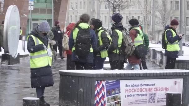 Cameraman e jornalista vestindo coletes protetores Imprensa — Vídeo de Stock