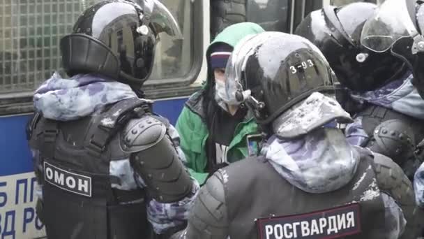 Zadržení a prohlídka příslušníky ruské gardy — Stock video