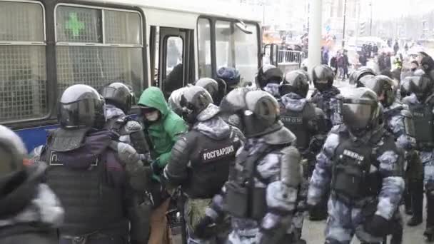 Detenzione e perquisizione da parte degli ufficiali della Guardia russa — Video Stock