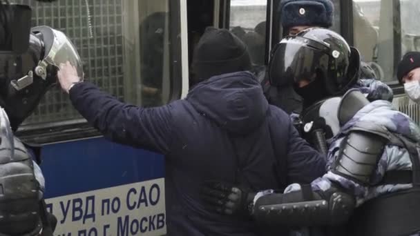 Verhaftung und Durchsuchung durch Offiziere der russischen Garde — Stockvideo