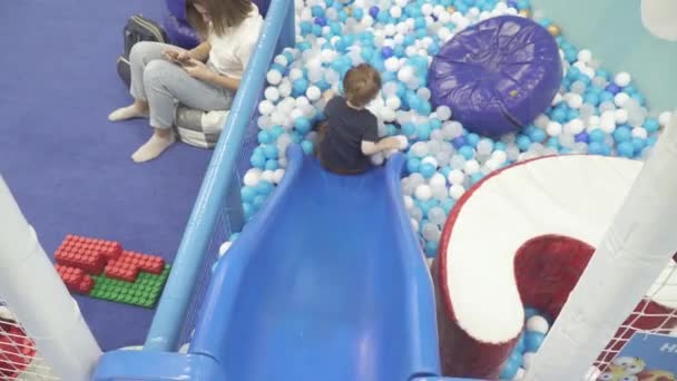 Child in the pool with balloons — Stock Video