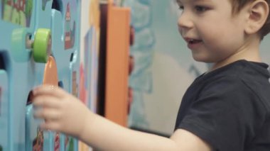 Bir çocuk mekanik bir bulmaca oynar