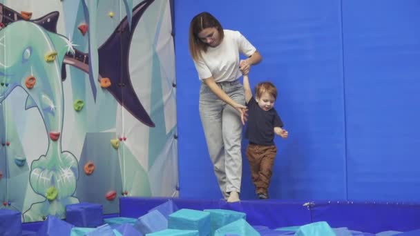 ママと息子のジャンプ — ストック動画