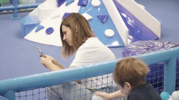 Enfant dans la piscine avec ballons — Video