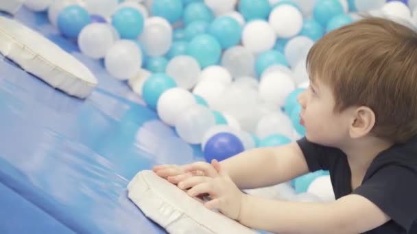Παιδί στην πισίνα με μπαλόνια — Αρχείο Βίντεο