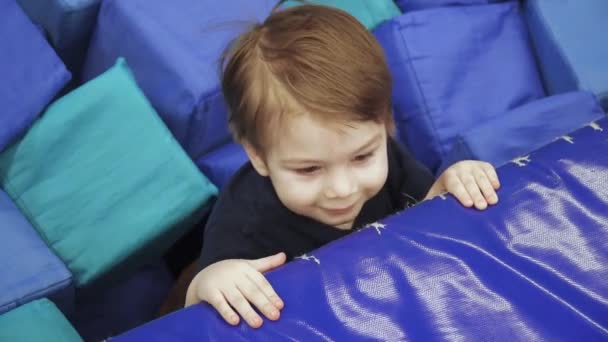 Niño en camas elásticas — Vídeos de Stock