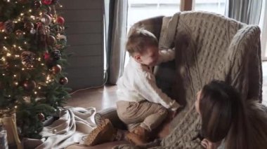 Anne ve oğlu bir sandalyede.